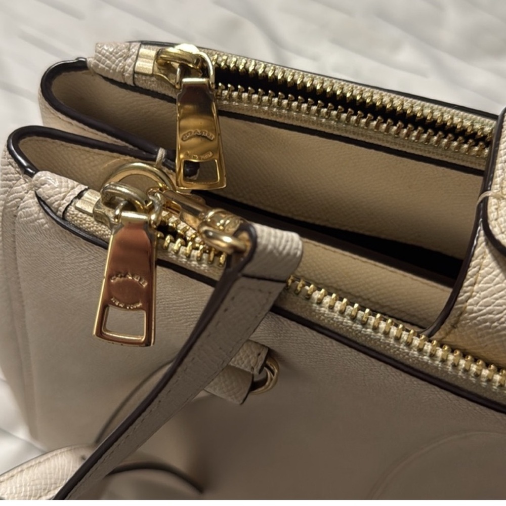 COACH PURSE IN BONE COLOR WITH GOLD - Picture 5 of 13